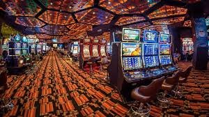 Tampilan antarmuka aplikasi bolabet dengan menu permainan, meja live dealer, dan opsi pembayaran lokal